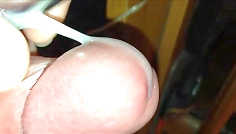 Amateur cumshots on a bed with a little girl with tits