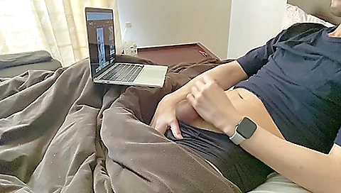 Asian guy masturbates on the bed in the homemade solo video